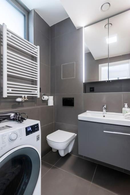 Apartment Spacious Floor Flat, Air Conditioning, Free Parking, 200mb Wifi