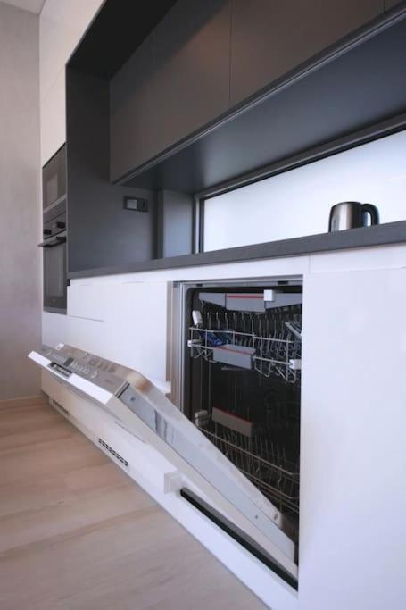 Spacious Floor Flat, Air Conditioning, Free Parking, 200mb Wifi Apartment *