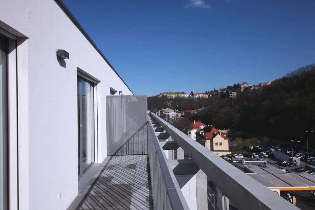 Spacious Floor Flat, Air Conditioning, Free Parking, 200mb Wifi Prague