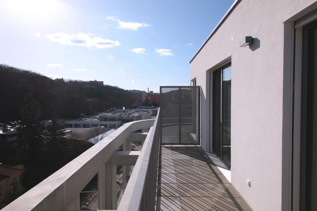 Spacious Floor Flat, Air Conditioning, Free Parking, 200mb Wifi Apartment *