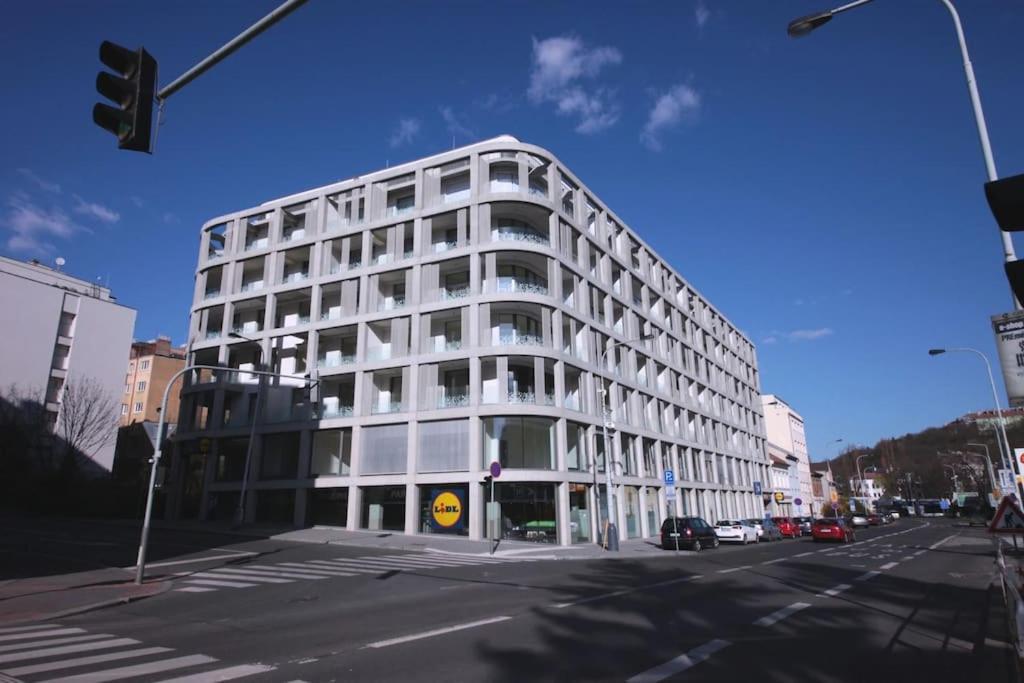Apartment Spacious Floor Flat, Air Conditioning, Free Parking, 200mb Wifi *