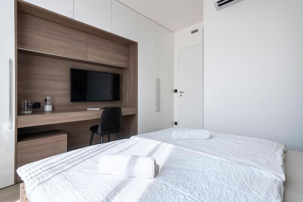 Apartment Spacious Floor Flat, Air Conditioning, Free Parking, 200mb Wifi *