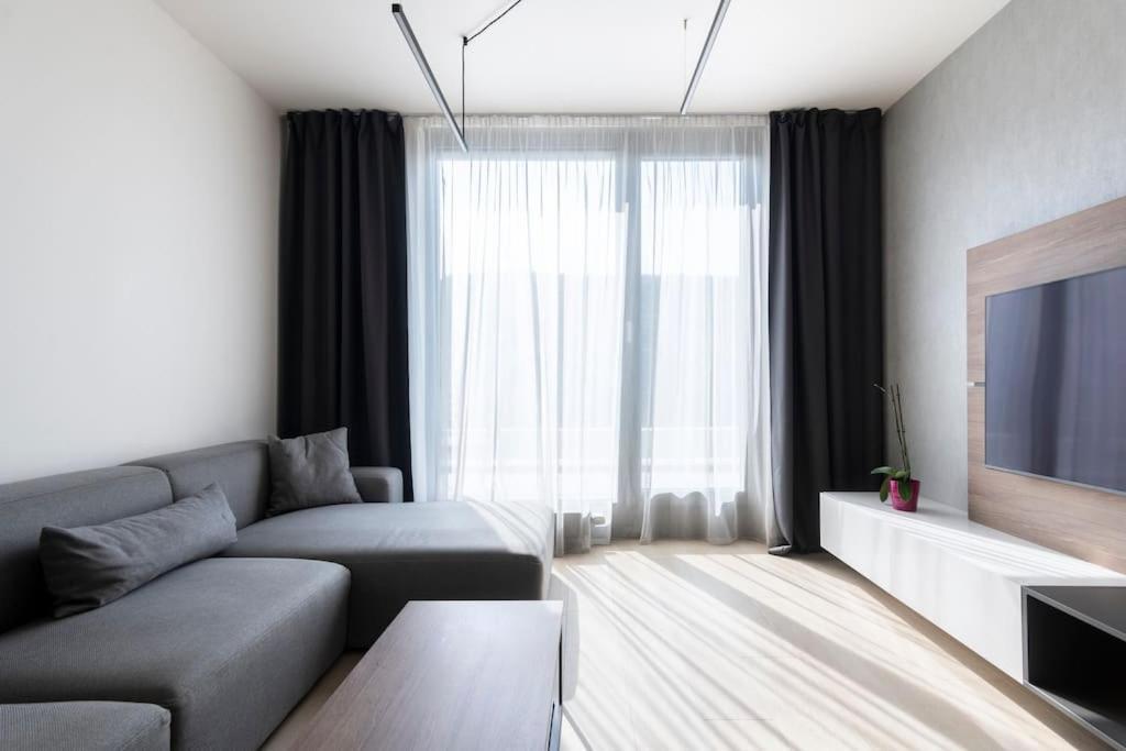 Spacious Floor Flat, Air Conditioning, Free Parking, 200mb Wifi Apartment *